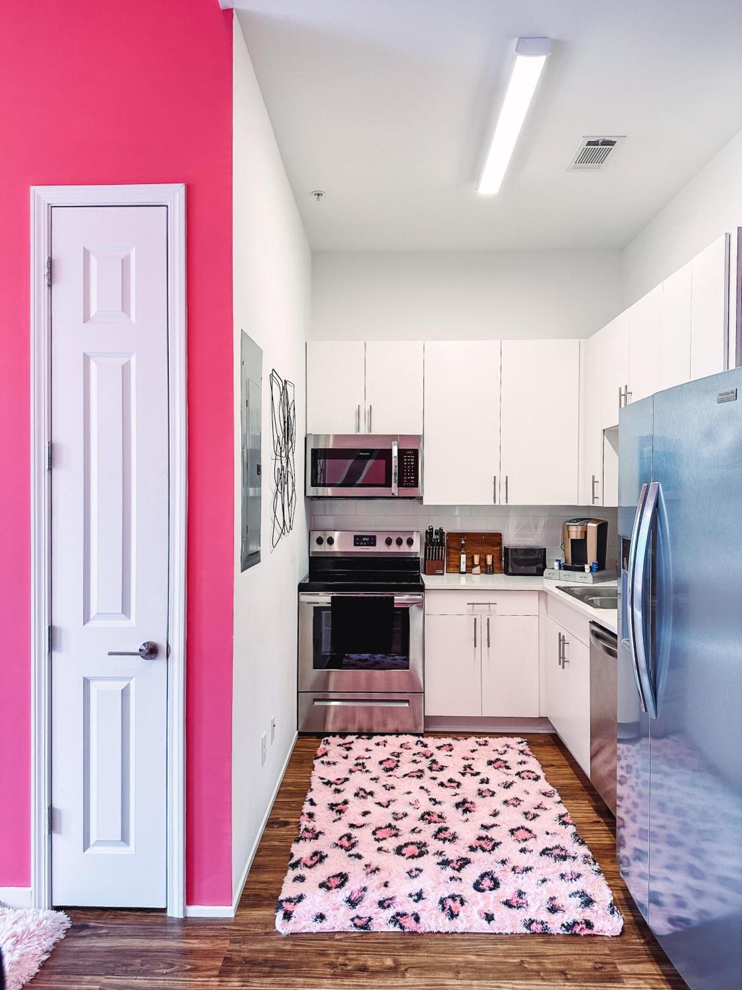 Holiday home Dolly's Glam Getaway - Glittering Gem Near Broadway