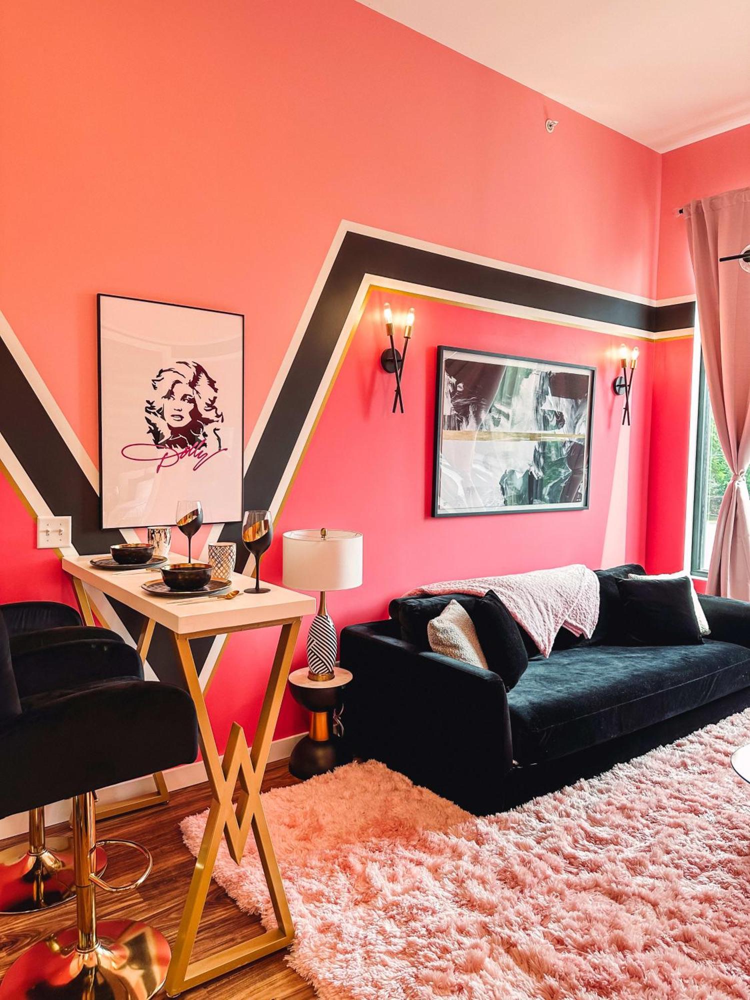 Dolly's Glam Getaway - Glittering Gem Near Broadway Holiday home *